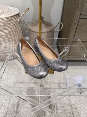Vionic Anita Ballet Flats in Silver Geo Leather Size 8